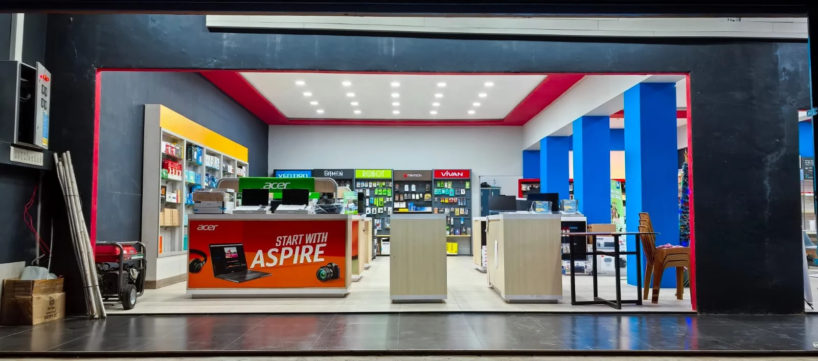 Tampilan toko Komdisc dengan display laptop dan aksesori di Nanga Pinoh